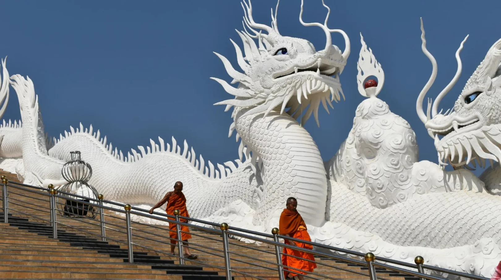 Temple majestueux de Chiang Rai avec un dragon blanc, ambiance paisible, moines en méditation.