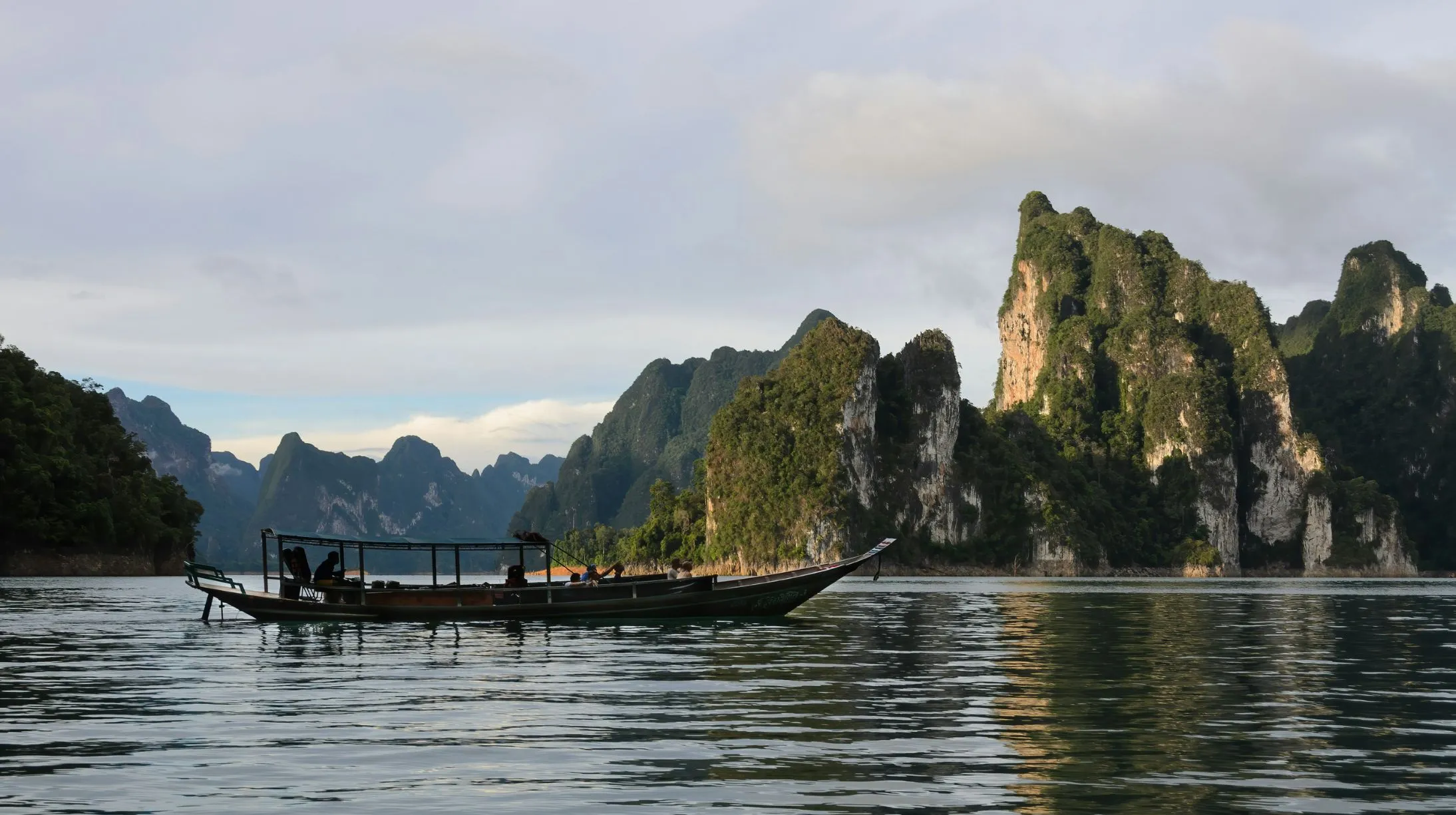 Découvrez le parc national de Khao Sok en Thaïlande : un lac paisible, des montagnes luxuriantes et des balades en bateau traditionnel inoubliables.