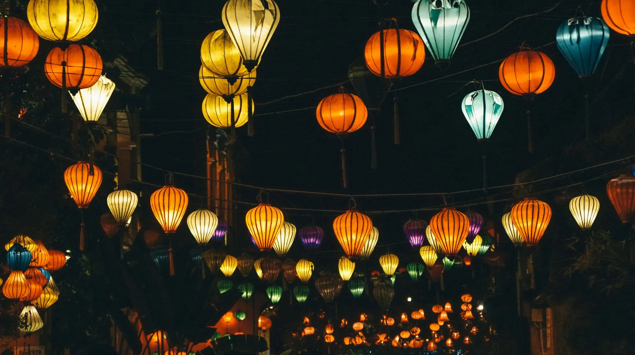 Vietnam - Lumières colorées illuminant une ruelle charmante, créant une ambiance magique et festive.