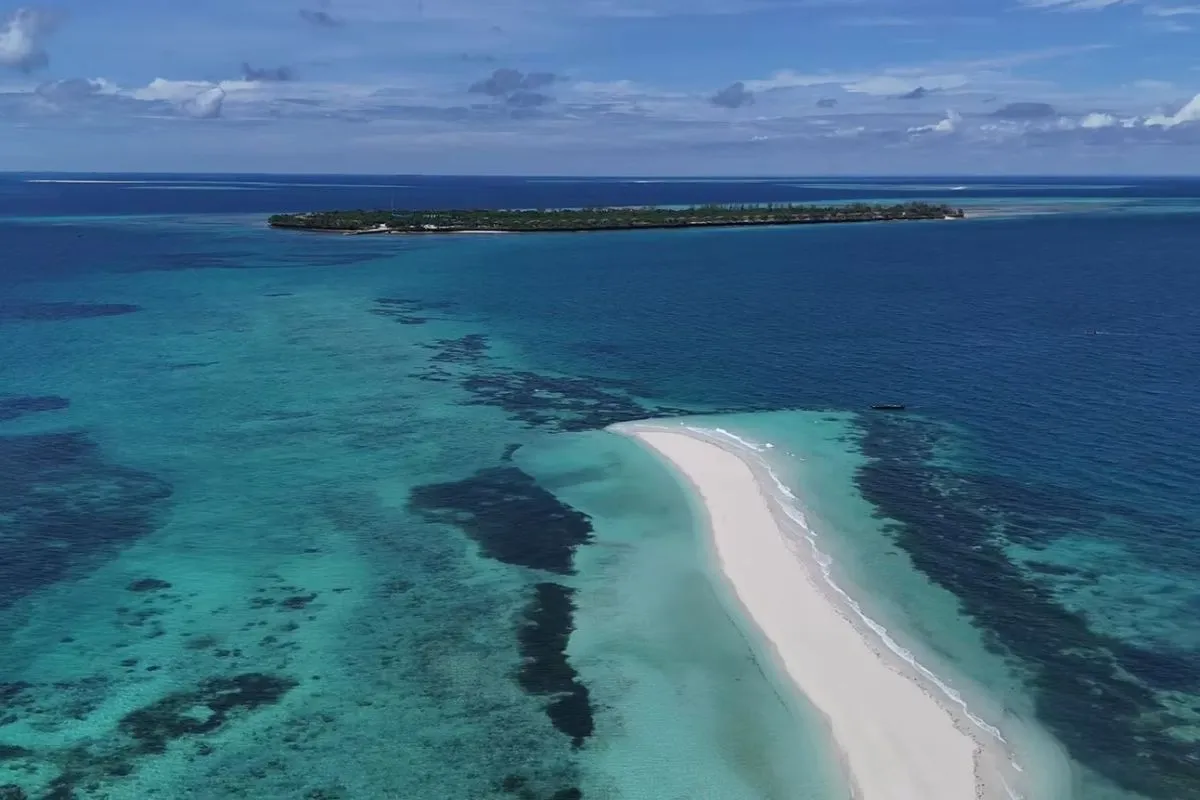 Plage paradisiaque aux eaux turquoise et sable blanc, entourée d'une nature préservée.