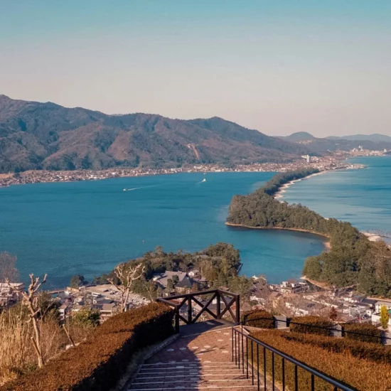 Vue spectaculaire sur la mer et les montagnes au Japon, une invitation à explorer des paysages enchanteurs.
