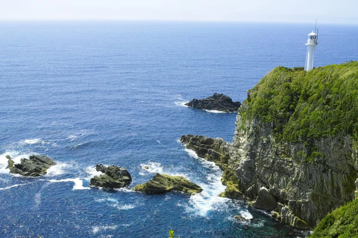 Un paysage côtier époustouflant, où les falaises verdoyantes rencontrent les eaux cristallines d’un océan envoûtant.