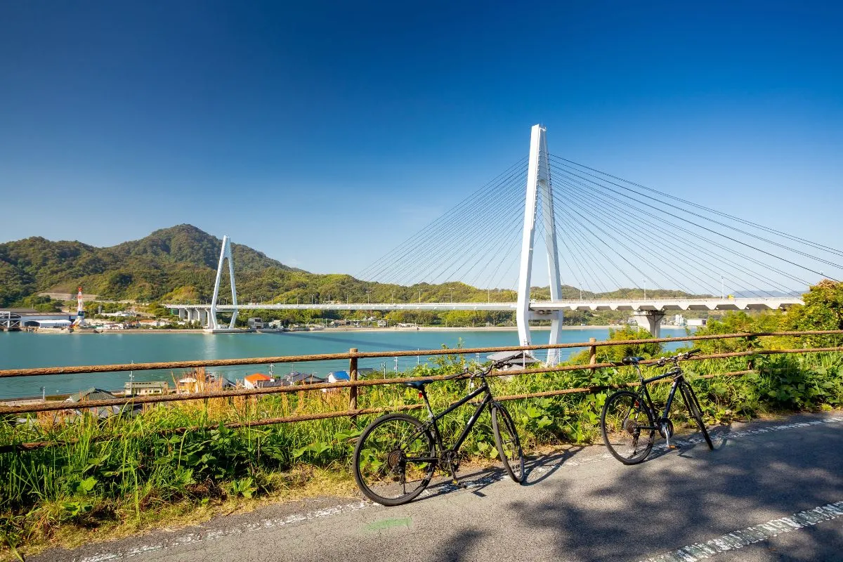 Pont majestueux surplombant un paysage enchanteur, idéal pour une aventure à vélo au Japon.