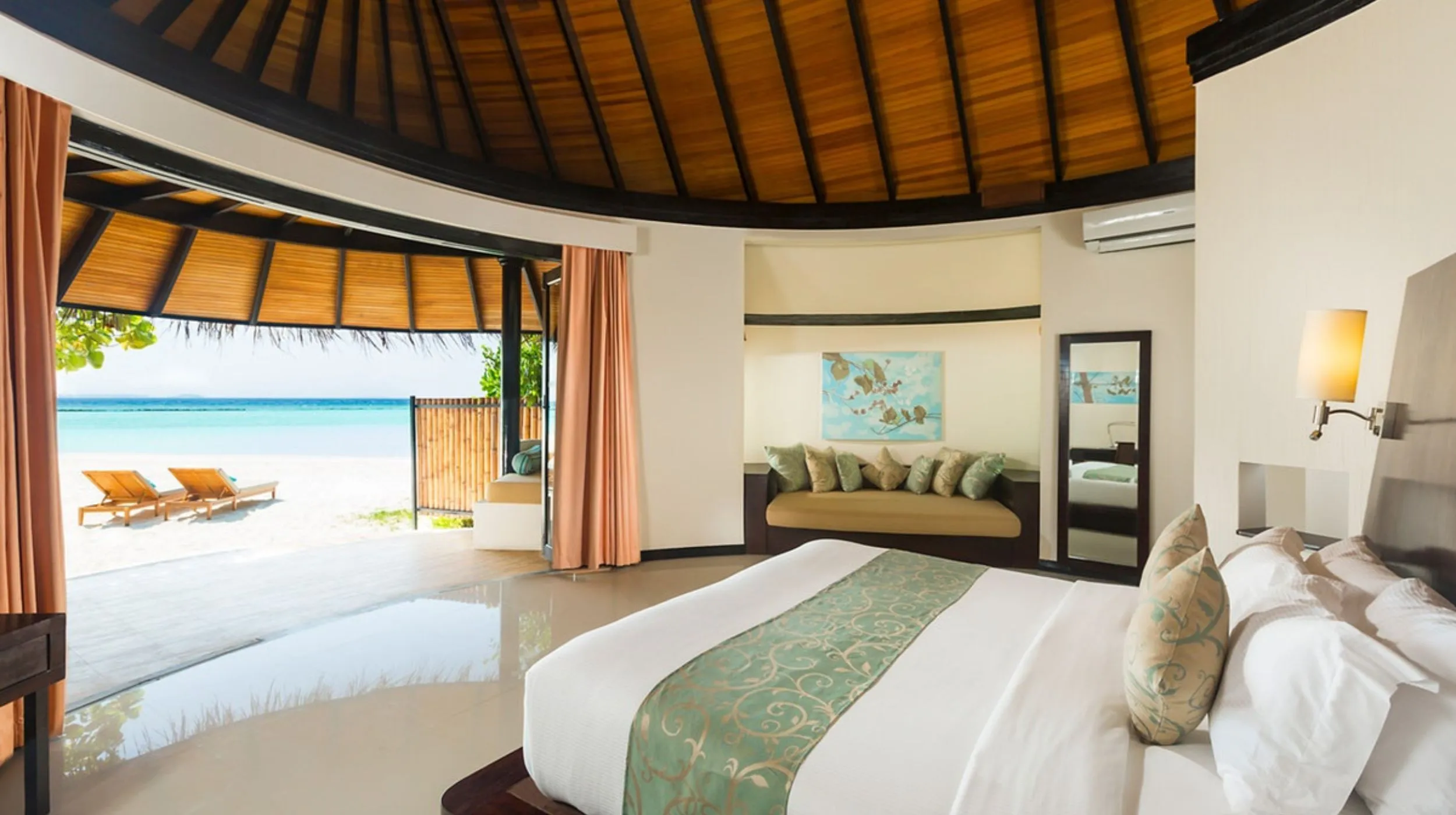 Chambre spacieuse et lumineuse avec vue sur une plage paradisiaque, idéale pour une escapade relaxante.