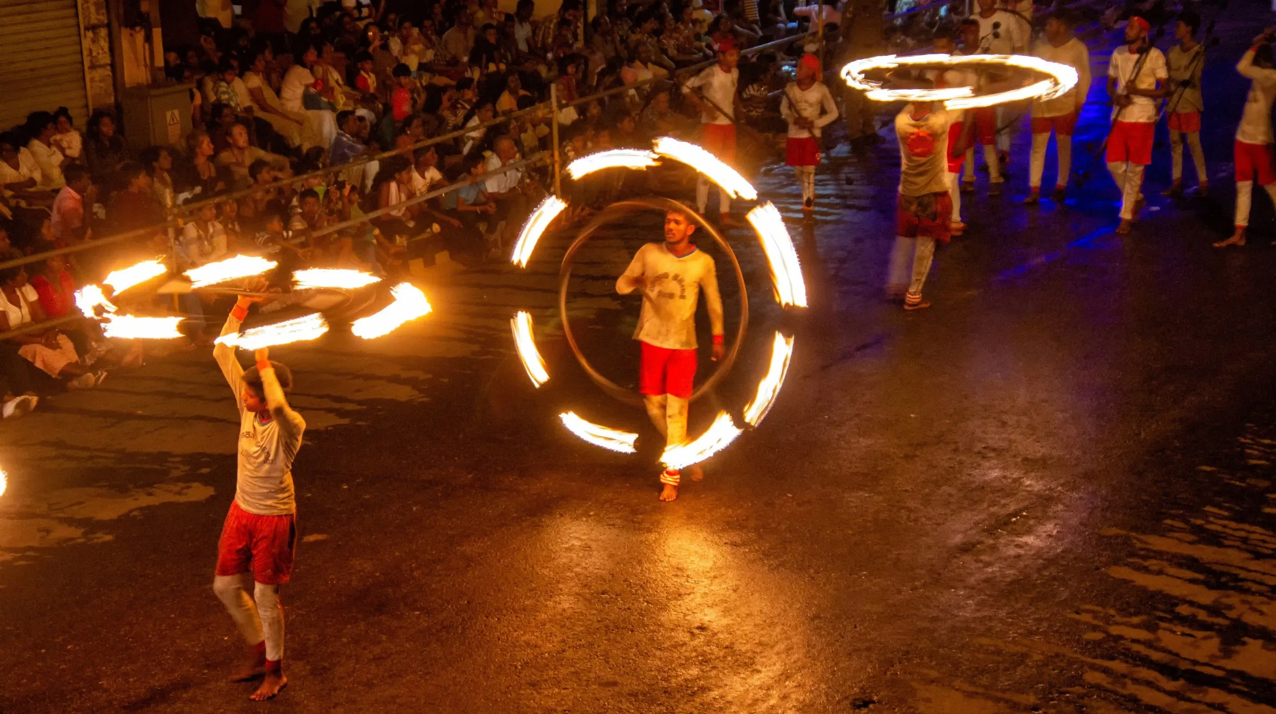 Spectacle de jonglage de feu lors d'un festival animé, ambiance vibrante et captivante.