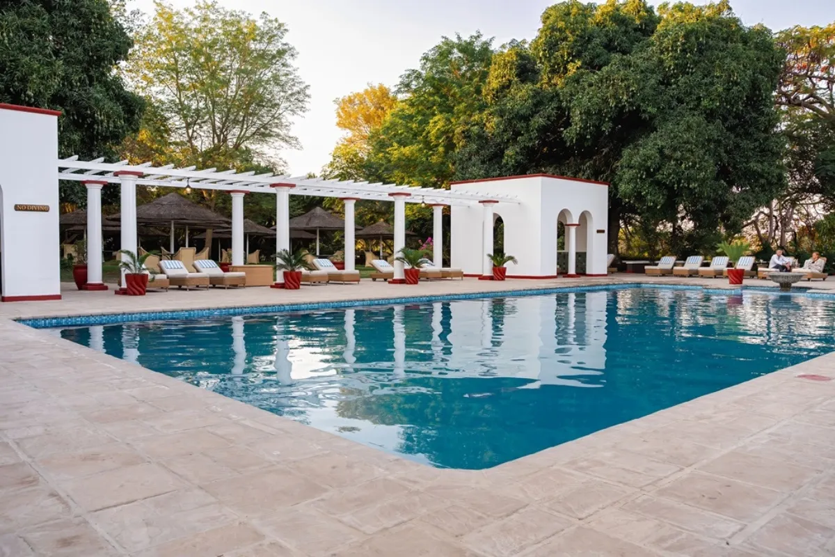 Un oasis de tranquillité, parfait pour se ressourcer au bord d'une piscine scintillante entourée de verdure luxuriante.