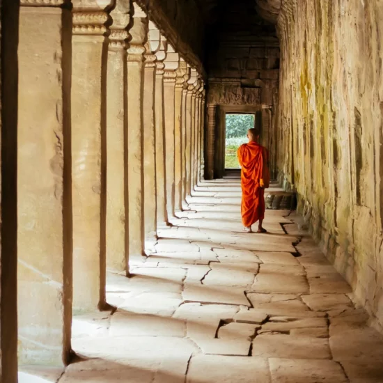 Angkor, Cambodge — une promenade paisible au cœur d'un site historique et enchanteur à découvrir.