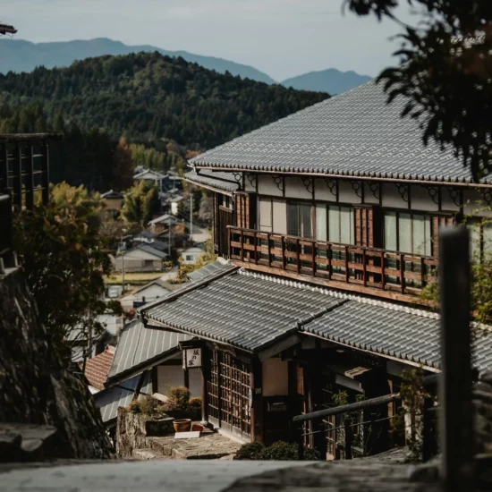 Japon — vue pittoresque d'un village traditionnel entouré de montagnes verdoyantes.