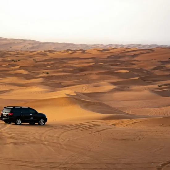 4x4 traversant les dunes du désert de Wahiba Sands, symbole de liberté lors d’un autotour à Oman.