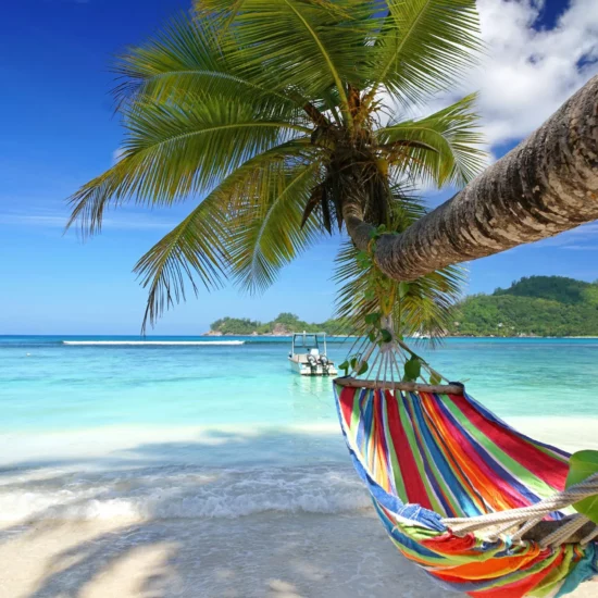 plage de mahé avec hamac coloré