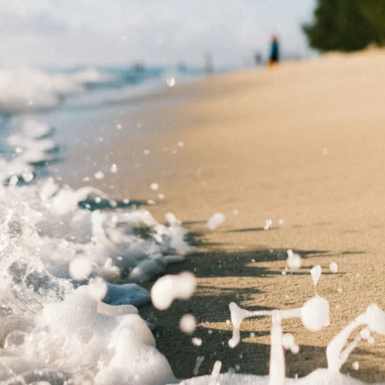vague sur le sable durant un voyage à Maurice