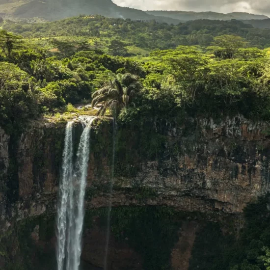 Cascade de Chamarel entourée de forêt tropicale à l’Île Maurice