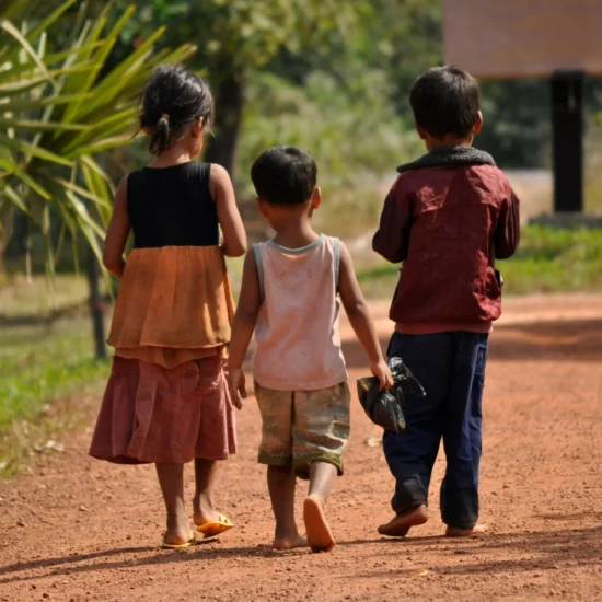 Scène enchanteresse d'enfants marchant sur un sentier tranquille, évoquant l'authenticité du voyage en Asie.