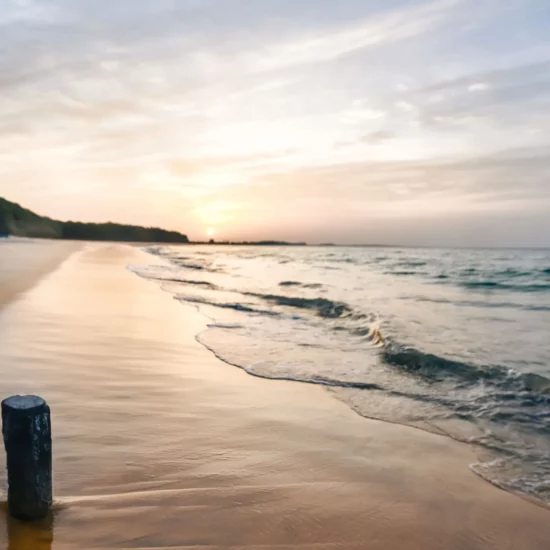 Plage paradisiaque — un coucher de soleil enchanteur qui invite à la détente et à l'exploration de paysages tropicaux.